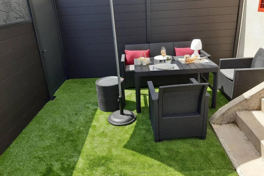 Superbe appartement Le New-York View en centre ville - Parking gratuit La Roche-Chalais Buitenkant foto